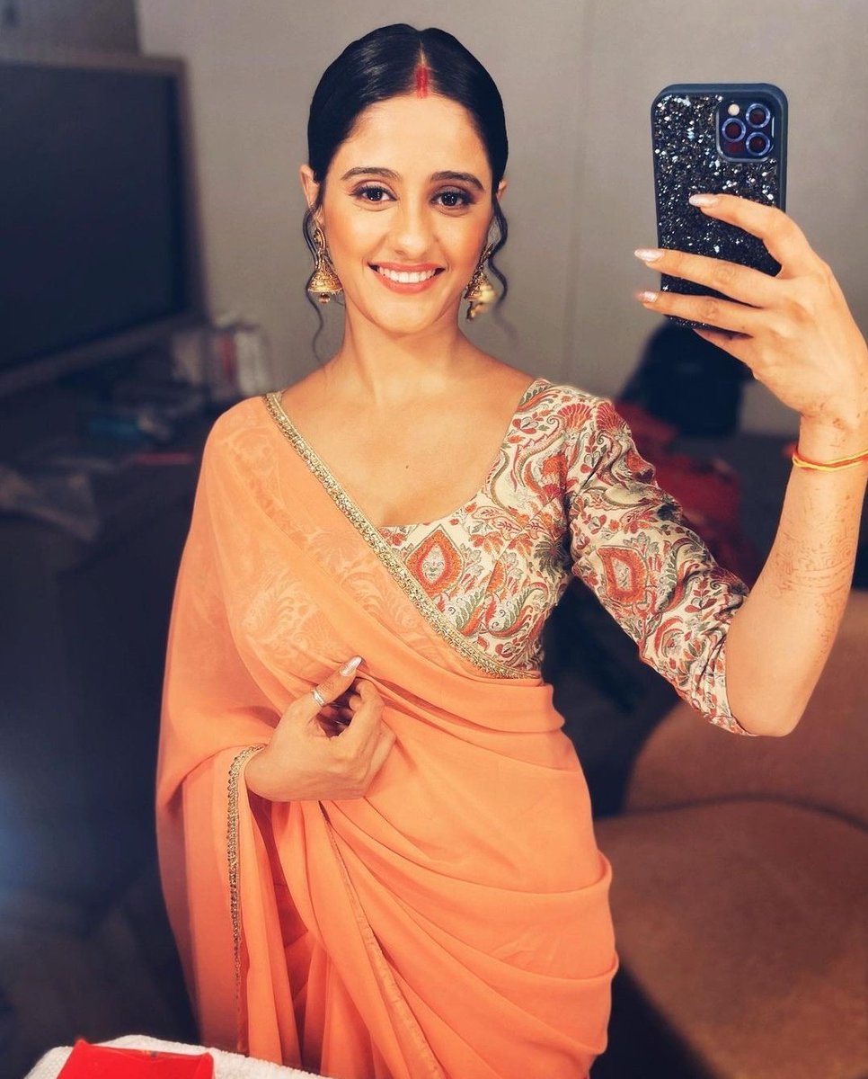 Sweet and simple #SaiJoshi from the set of #GHKKPM

Follow 👉 @BollyMinistry

#AyeshaSinghFans #starplus #gumhaikisikepyaarmein #dailysoap #tvactor #setlife