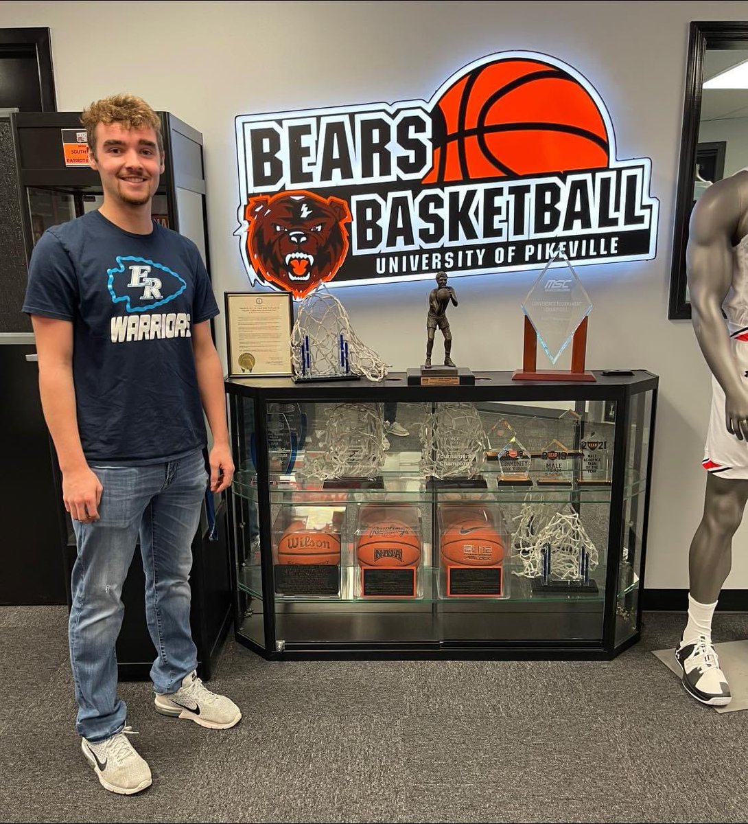 BraxtonStanley_'s tweet photo. Hey everyone I will be signing my letter of intent tomorrow Thursday, May 11th at 1:00p.m in the ERHS auditorium. Everyone is invited/welcome! I want to say THANK YOU to all my family, friends, and coaches who have helped me and supported me along the way! https://t.co/1uQVRFUtNR