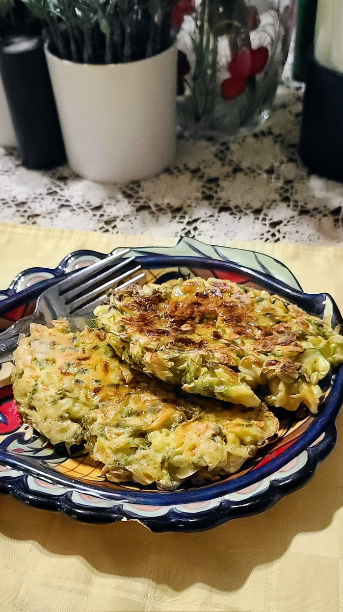 drlith's tweet image. Locust blossom fritters. SO GOOD Y&apos;ALL. Some people like them on salads but I don&apos;t love the raw planty taste, but fried up in a little eggy batter? And so easy to gather if you have a black locust tree with low-hanging branches.