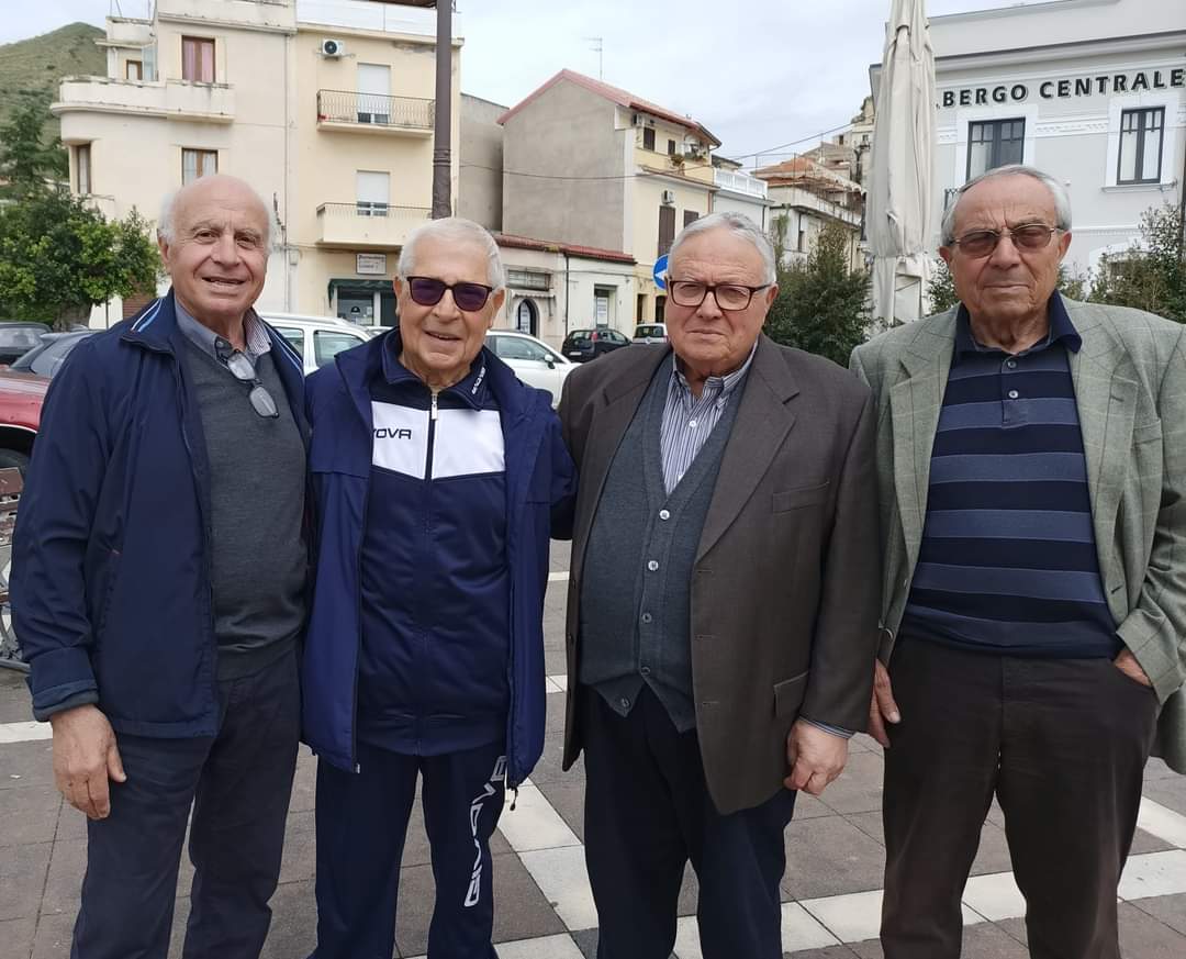 MimmoLogozzo's tweet photo. L'amicizia, che grande dono! Simpatica rimpatriata  in Calabria. Nella nostra piazza di Gioiosa con  gli amici degli anni giovanili Totò ,Bruno  e Pepè .Emozioni e gioia.Ricordando fatti e personaggi dei tempi passati, ma sempre presenti nella nostra memoria. https://t.co/kuBGea4lFW