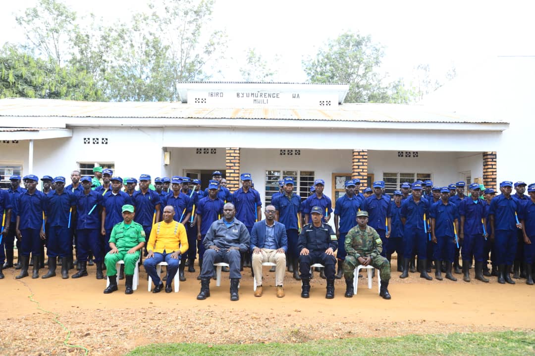 KayonzaDistrict's tweet image. Murwego rwo kurushaho kwicungira umutekano mu midugudu n&apos;amasibo,mu Karere hose  hatangijwe gahunda  ya #CPCs (Community Policing Committees) b&apos;inyangamugayo batowe mu midugudu bashyizweho mu rwego rwo kunganira mudugudu na Mutekano gucunga, gukurikirana no kugenzura Amarondo .