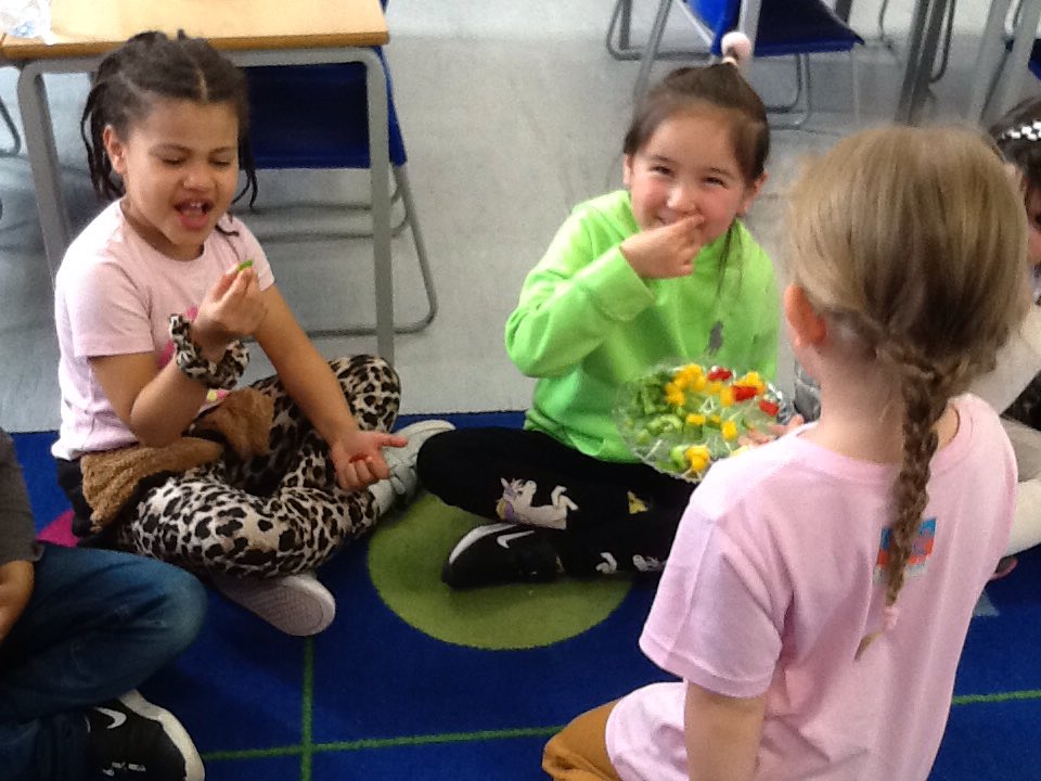 Today we designed our rainbow wraps. First we tasted our ingredients and choose what to put in our wraps. "Peppers are crunchy. Radishes are a bit spicy."