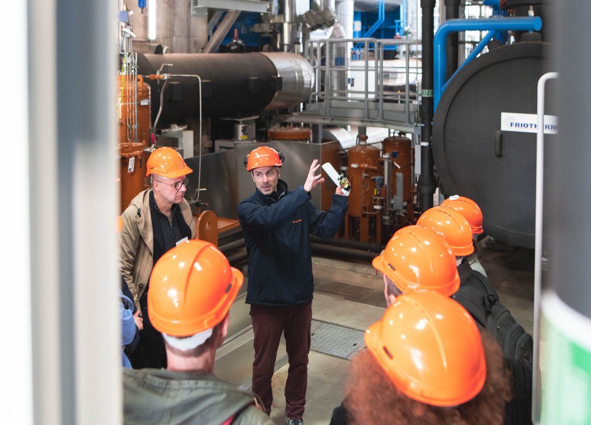 In zahlreichen Workshops wurden Handlungsfelder ua. in Industrie, Verkehr, Energie und Landwirtschaft näher beleuchtet. Dabei haben wir gemeinsam mit Wien Energie einen Besuch des Kraftwerks Simmering organisiert und eine der größten Wärmepumpen Europas besichtigt. (2/5)