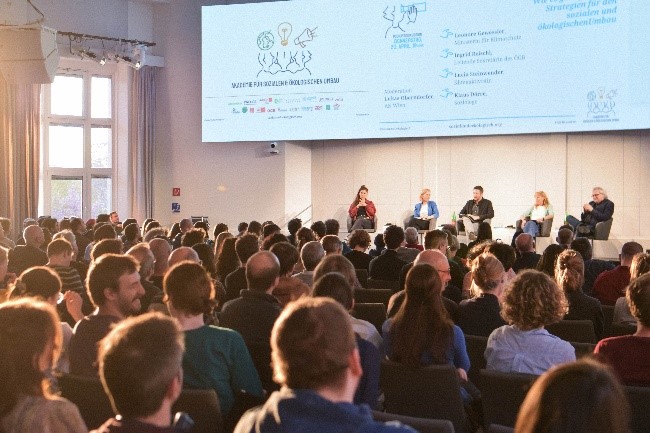 In der anschließenden Podiumsdiskussion wurde thematisiert, welche Bündnisse es in Zukunft braucht, aber auch, welche Gegenspieler*innen es im Kampf gegen die Klimakrise gibt. (3/5)
