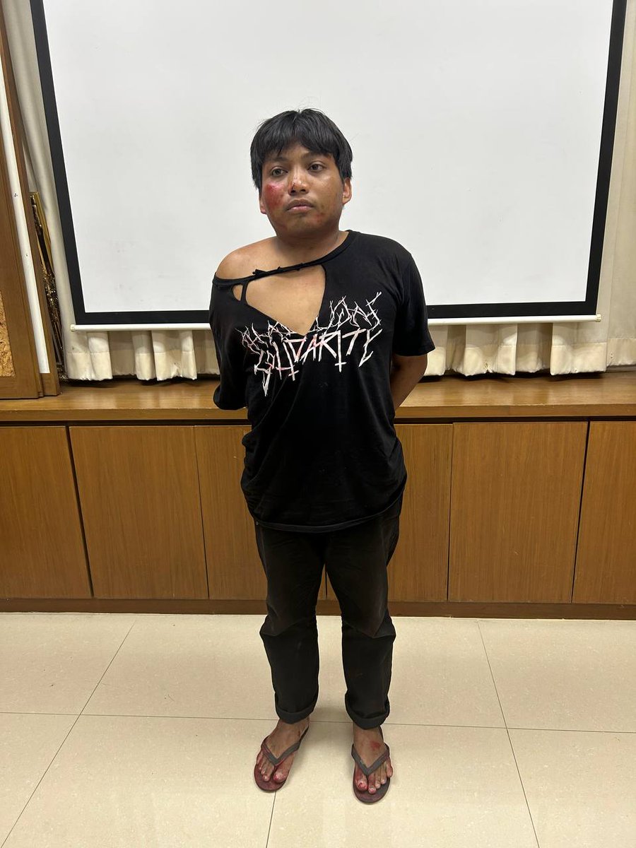 TW : physical abuse, blood
.
เวลา 21.00 น. ที่ สน.ลาดกระบัง สายน้ำและกลุ่มเพื่อนเปิดเผยว่าทั้งหมดถูกเจ้าหน้าที่รุมกระทืบ