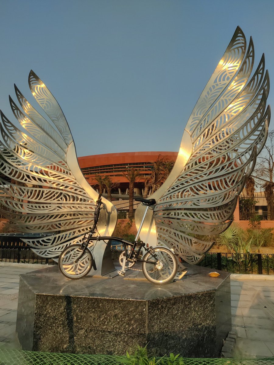 Yes, it comes with the wings @bromptonbicycle 😍.

 We have a lot of selfie points in Delhi but no proper cycle tracks for the cyclists 🙈.

Ride 🚲 back home after work 🚲 - Always a stress buster 😊.

#cycletocommute #brompton #bromptonbicycle #dilli #makedelhicyclefriendly