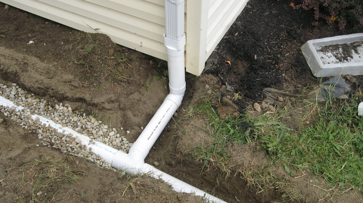 FamilyRoofing's tweet photo. @FamilyRoofing Are you finding water pooling on your lawn? Or maybe there’s a bit too much moisture for comfort around your home’s foundation. A French drain system could be the solution. It is essentially a buried pipe that leads water down a slope. https://t.co/3OoGFALfSt