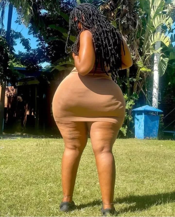 manizikumva's tweet image. Hahahahaah... 😀😀😀, I will give her to @SheikhJassim7 after sweeping #Blazzer out of @ManUtd as a gift 🧧🎁 from Uganda Man U fans. But you are also most welcome to the pearl of Africa