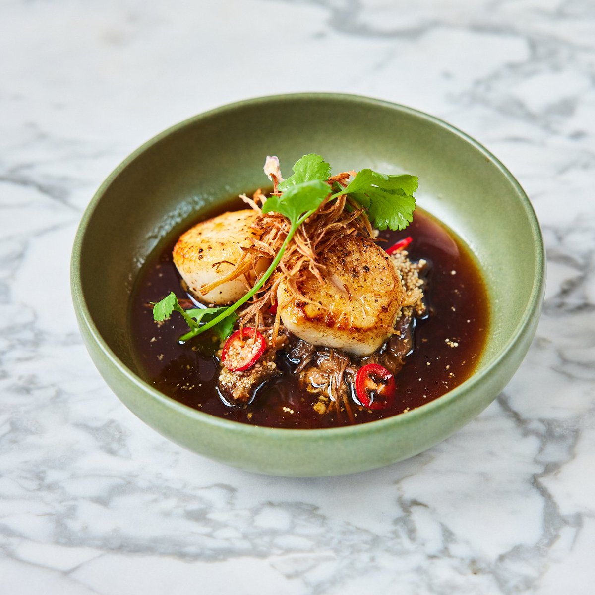FreaksceneSW6's tweet photo. Butter roasted scallops with masterstock braised oxtail, fried shallots, and wild garlic leaf from @scotthallsworth 

Only at The Freak Scene in Parsons Green 📍

Booking recommended ✔️

Via 🔗 @SevenRooms https://t.co/PVveoDu1t7 
Via 🔗 @First_Table_UK https://t.co/fl61insTYR https://t.co/TW7VISvDFH