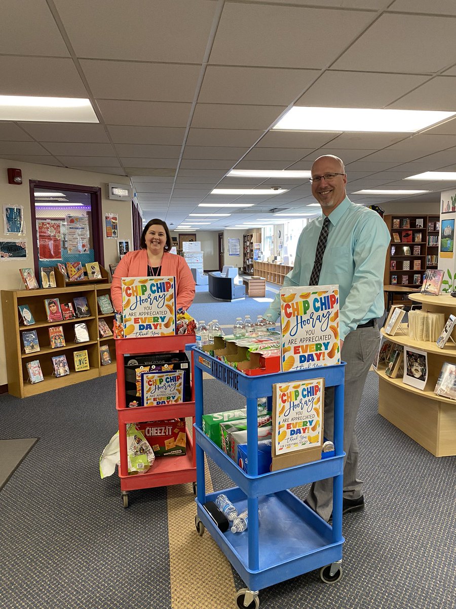 Luckylibrarian5's tweet photo. Check out what our MS admin did this morning! They also had music 🎶 #perumiddleschool @peru_csd @peru_csd https://t.co/6P1ZnzkdVZ