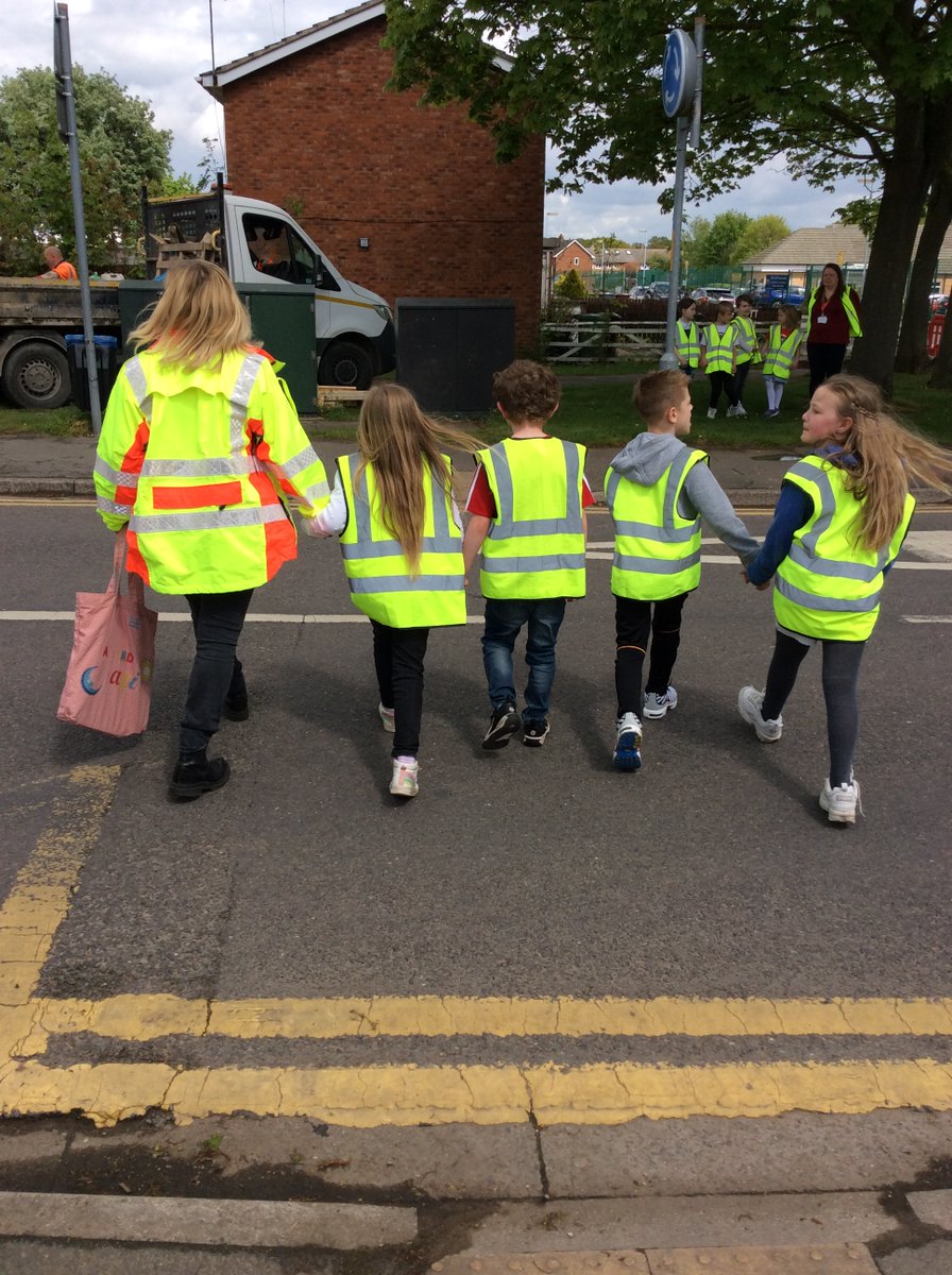 TheLancastersch's tweet photo. @LincsRSP The Year 2 children spent time on Friday afternoon with Alison from Lincolnshire Road Safety Partnership. They spent time in class and then went for a short walk around the local area and the children learnt how to cross the road safely. 🙂🚦🚸 https://t.co/sQlM9AEl61
