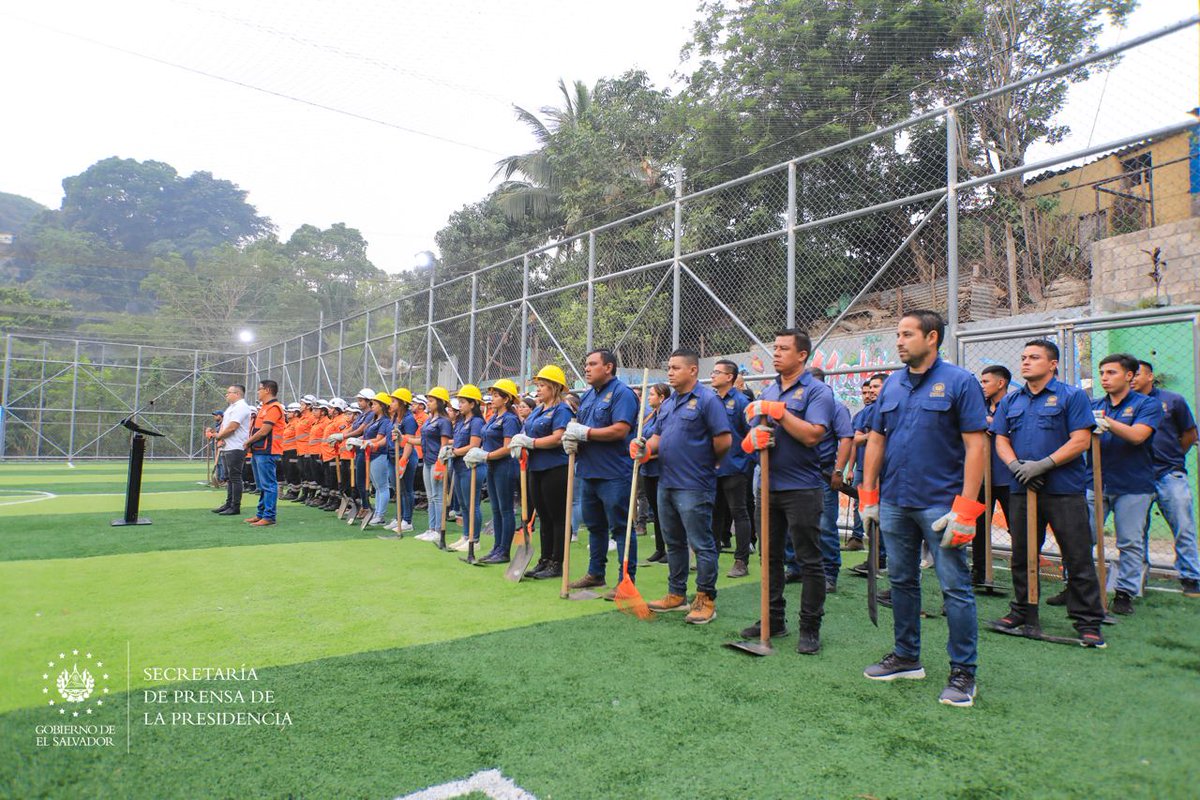 SecPrensaSV's tweet photo. #PlanInvierno2022 | 𝗚𝗼𝗯𝗶𝗲𝗿𝗻𝗼 𝗱𝗲𝗹 𝗣𝗿𝗲𝘀𝗶𝗱𝗲𝗻𝘁𝗲 𝗡𝗮𝘆𝗶𝗯 𝗕𝘂𝗸𝗲𝗹𝗲 𝗳𝗼𝗿𝘁𝗮𝗹𝗲𝗰𝗲 𝗮𝗰𝗰𝗶𝗼𝗻𝗲𝘀 𝗱𝗲 𝗽𝗿𝗲𝘃𝗲𝗻𝗰𝗶𝗼́𝗻 𝗮𝗻𝘁𝗲 𝗹𝗮 𝗹𝗹𝗲𝗴𝗮𝗱𝗮 𝗱𝗲𝗹 𝗶𝗻𝘃𝗶𝗲𝗿𝗻𝗼
El Gobierno del Presidente @nayibbukele desarrolla acciones preventivas por medio del Plan Invierno 2023, ante la temporada de lluvias; por esta razón, se desarrolló una intensiva jornada de limpieza en quebradas de San Salvador, que conectan las comunidades Modelo 3, el Éxito, lotificación La Finquita y otras, para reducir las condiciones de riesgo en estas zonas.
Entre los trabajos de mitigación y prevención también se lleva a cabo la limpieza de tragantes, descopado de árboles, limpieza de ríos, así como la preparación de albergues a escala nacional.
“El Gobierno del Presidente Bukele no se detiene en desarrollar acciones de prevención, mitigación y reducción de riesgos a fin de proteger a la población. Vamos a continuar ejecutando este tipo de acciones preventivas, con más énfasis en el marco del Plan Invierno 2023”, dijo el subdirector de @PROCIVILSV, Fermín Pérez.
Mediante acciones articuladas se ha hecho limpieza en tragantes en las comunidades 3 de Mayo, Belloso, Las Palmas, Darío González, así como en el pasaje María Auxiliadora, San Antonio Abad, colonia Dina y Montserrat, urbanización Bello San Juan, plaza Zurita y la colonia San Judas. También se desarrollan labores de limpieza en quebradas en las comunidades Las Casitas del Oro y en la colonia San Judas.
Otro de los trabajos es el descopado de más de 80 árboles en 26 comunidades entre las que se encuentra la 5 de Noviembre, María Auxiliadora, Las Lajas, Cecilio del Valle, San Diego, Las Palmas, colonia La Rábida, colonia Atlacatl, La Libertad, así como la residencial Montecielo, reparto Santa Marta y barrio San Jacinto.
Actualmente, el Gobierno cuenta con 95 albergues preequipados en todo el territorio, con una capacidad para atender a más de 5,000 personas. En el departamento de La Unión se encuentran nueve, en Morazán seis, en San Miguel cuatro, en Usulután 12, en Sonsonate cinco, en Ahuachapán seis, en La Paz cuatro, en Santa Ana cinco, en La Libertad ocho, en Chalatenango tres, en Cabañas tres, en Cuscatlán cuatro, en San Vicente seis y en el departamento de San Salvador 20.
“Nos hemos anticipado con la adecuación de los albergues a escala nacional. Nuestros equipos se han cerciorado de que estas instalaciones cuenten con lo necesario para albergar a las familias. Estos espacios cumplen con estándares internacionales”, destacó el director de Albergues, @JosueGarciaSV. #SecretaríaDePrensa