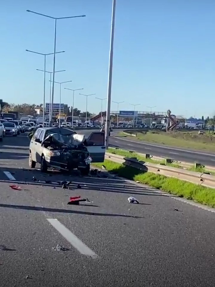 Torres_matias's tweet photo. #Campana Motociclista murió al chocar de frente en Ruta 9 mano a Rosario.
Junto a un cómplice habrían protagonizado un robo e intentaban huir por la autopista en sentido contrario impactando de frente contra un Fiat Uno. https://t.co/CmMlHJwDVi