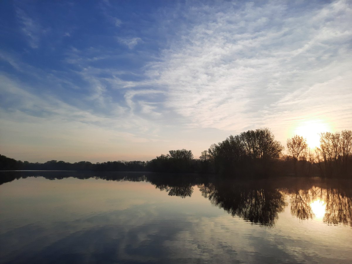 SAMOD2222's tweet photo. 9 awesome miles this morning. What is it about lakes that makes us want to run all the way around them? #runner #waterrun #sunrise https://t.co/OCnEl0fCJI