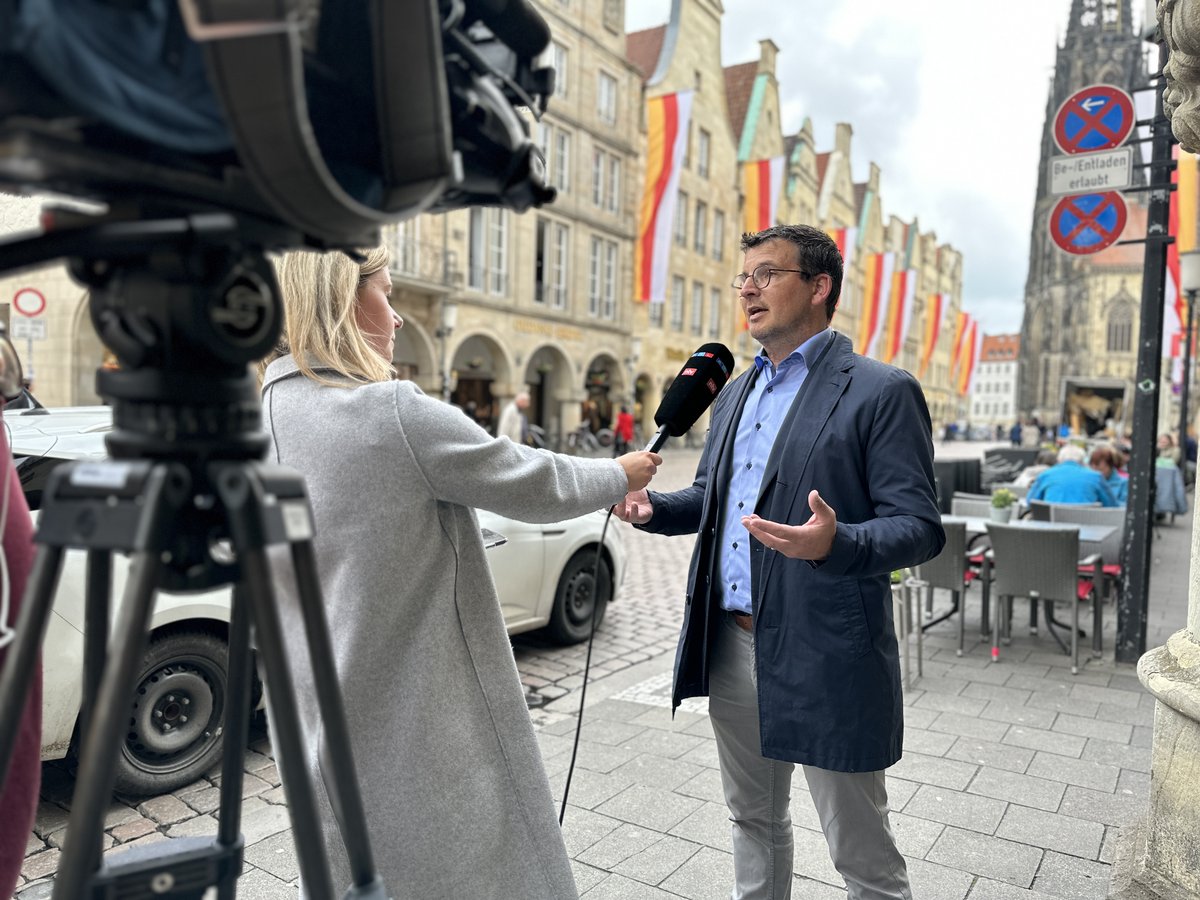 fdpmuenster's tweet image. @RTLWEST berichtet Heute über die Ratssitzung in #muenster . Ein Thema ist, wie wir zukünftig mit freistehenden Einfamilienhäusern in unserer Stadt umgehen. Unser Fraktionsvorsitzender @joergberens hat für uns klargestellt: "Wir brauchen beim Bauen einen Angebotsmix". #ratms
