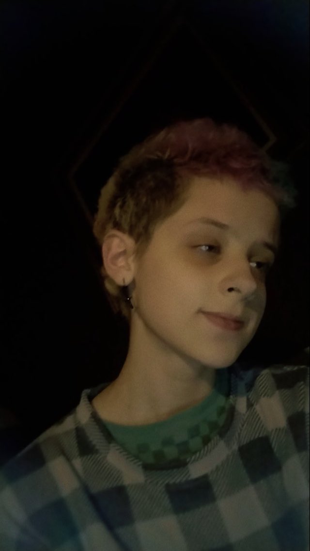 rorysenchanted's tweet image. hi this person dates minors. im 16, he dated me for a bit like a week and a half ish? he also dated another minor for a few months and he has flirted with another 16 yo saying he wants to be in a relationship w her , &amp;amp; is falling in love w her. the one he dated a few months+