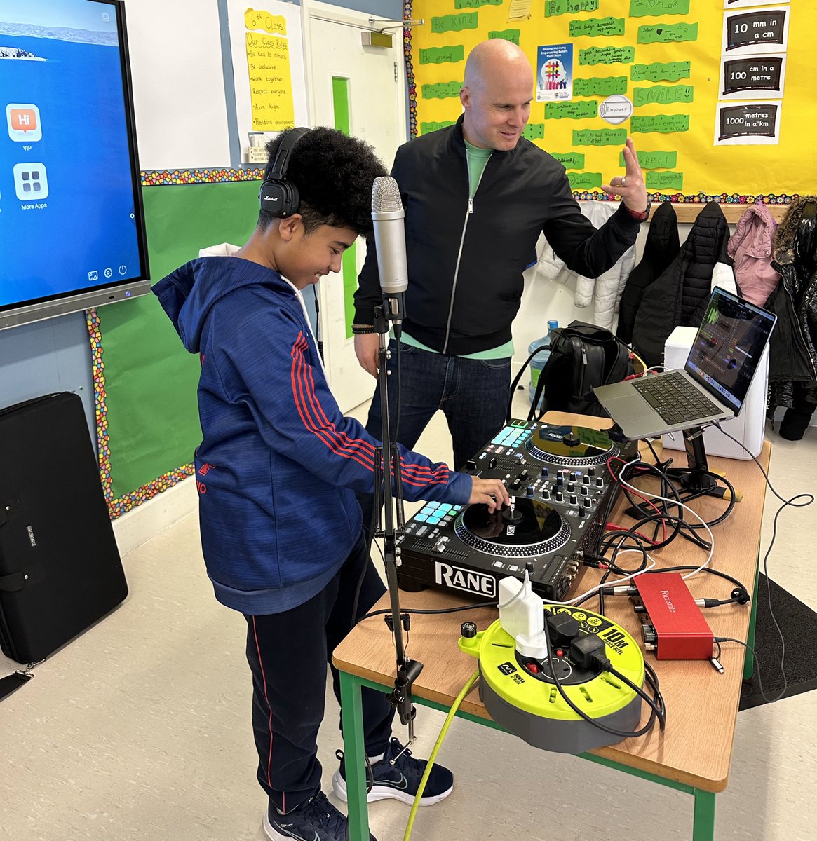 StevieGrainger's tweet photo. A great morning spent in @ScoilPadrePio with @SampleStudios @itsthenewschool 🔊 https://t.co/bNIVN9WHGU