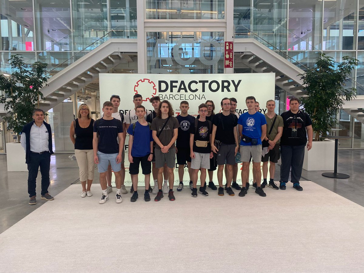 DFactoryBCN's tweet photo. ¡Visita internacional! Un grupo de estudiantes de la República Checa han visitado el #3DHUB como parte de su asignatura de Industria 4.0 de sus estudios en el @institutemt 💯

Un visita esencial para vivir un #erasmus  🔝 https://t.co/zUH1w25O3h