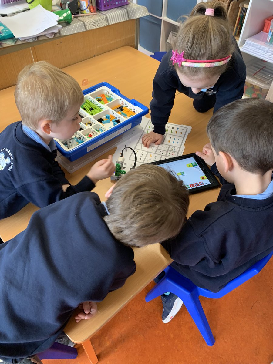 aivalikli_ms's tweet photo. Problem solving, following instructions and team work today in Maths. We were very excited to work on our first LegoWeDo project today @followstannes https://t.co/Qv2I6hCanE
