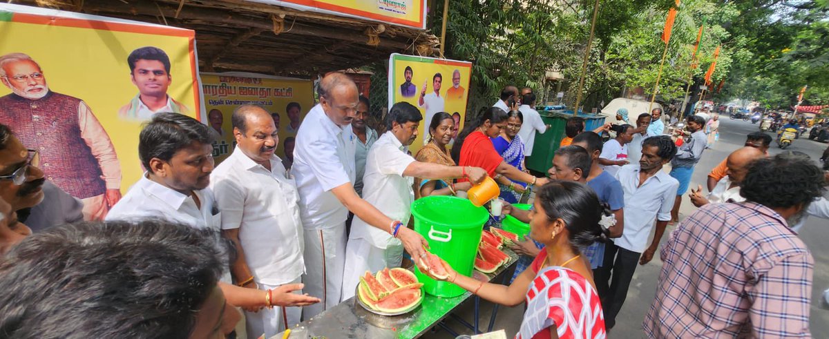 yuvaraj_C_BJP's tweet photo. பாஜக அரசு தொடர்பு பிரிவு சார்பில் மக்களின் தாகங்களை தீர்க்கும் தண்ணீர் பந்தல் ஆனது அரசு தொடர்பு பிரிவு மாநிலத் தலைவர் திரு.எம்.பாஸ்கர், பாஜக மாநில செயலாளர் திரு.டால்பின்.ஸ்ரீதரன் மற்றும் மாவட்ட தலைவர் திரு,வே.காளிதாஸ் அவர்களால் திறந்து வைக்கப்பட்டது. @annamalai_k @VinojBJP https://t.co/BD1VUnePl3