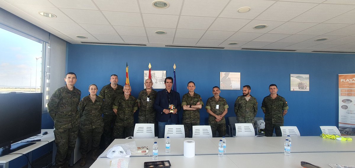aeropuerteruel's tweet photo. La aeronave #UAV Searcher MK III J efectua vuelos en el espacio aéreo segregado del Aeropuerto de #Teruel, a cargo del Grupo de Obtención por Sistemas Aéreos (GROSA) IV/1 Regimiento de Inteligencia nº 1. @EjercitoTierra @aeropuerteruel https://t.co/TCrJL8MVku