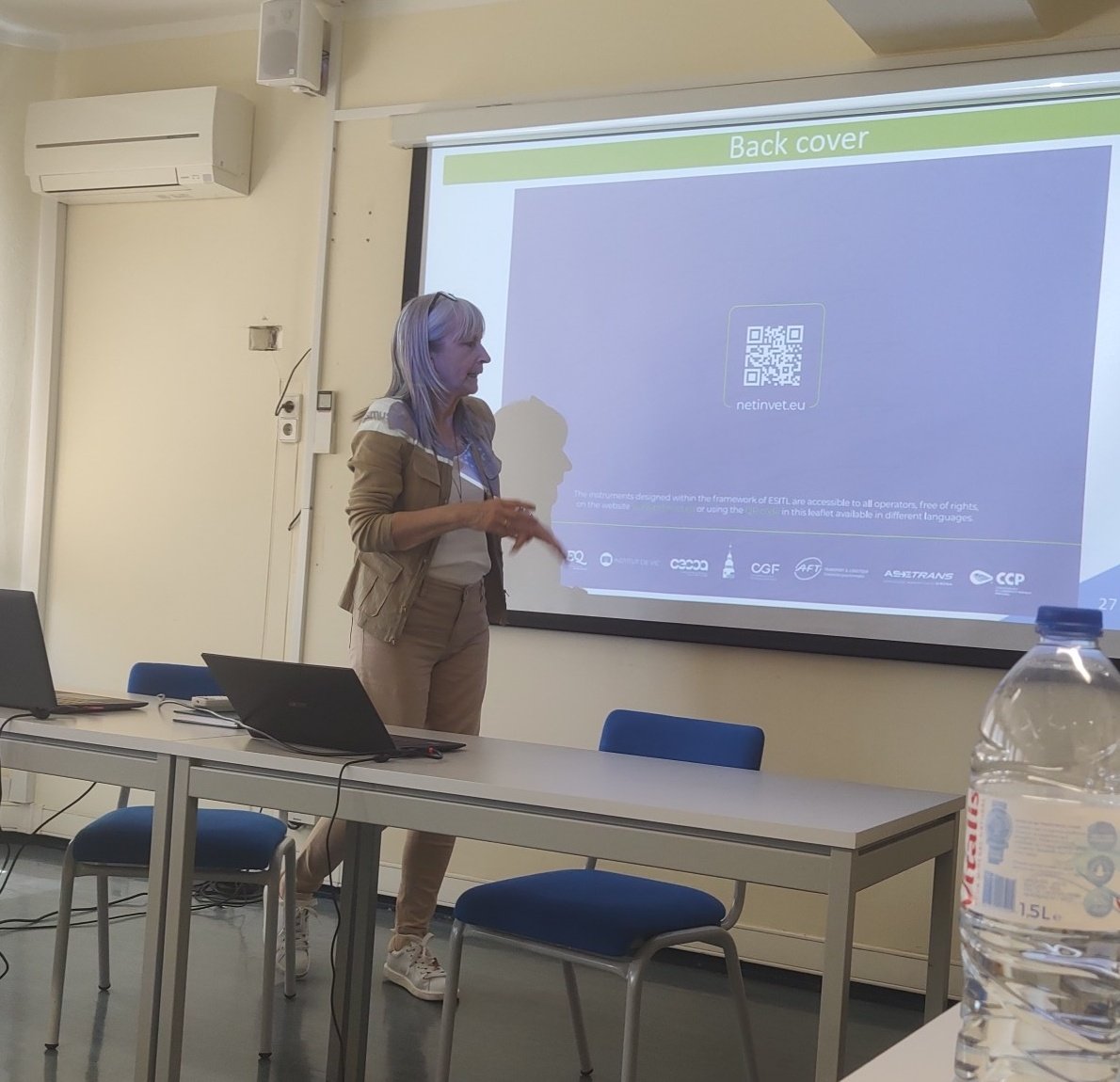 Neus Caufape <a href="/ncaufape/">Neus Caufapé</a> talking about the leaflet. This ist intended to present the results of the #ESITL Projekt in English and all of the partner languages.