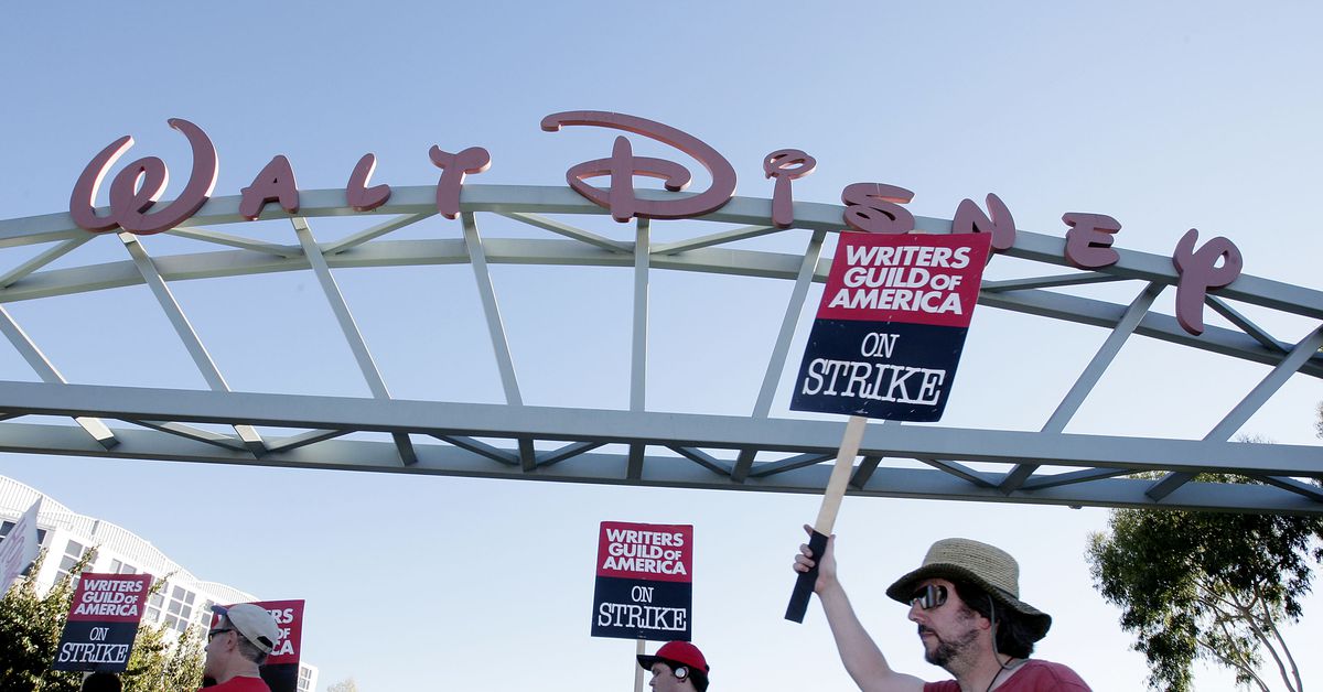 svthompson's tweet photo. As the threat of AI replacing jobs looms, Hollywood screenwriters walked out for the first time in 15 years, bringing production to a halt. Historically undervalued, they’re making demands to avoid the prospect of being cut out of the industry entirely.
https://t.co/G1NyHOKLs7 https://t.co/1mi3EF92hm