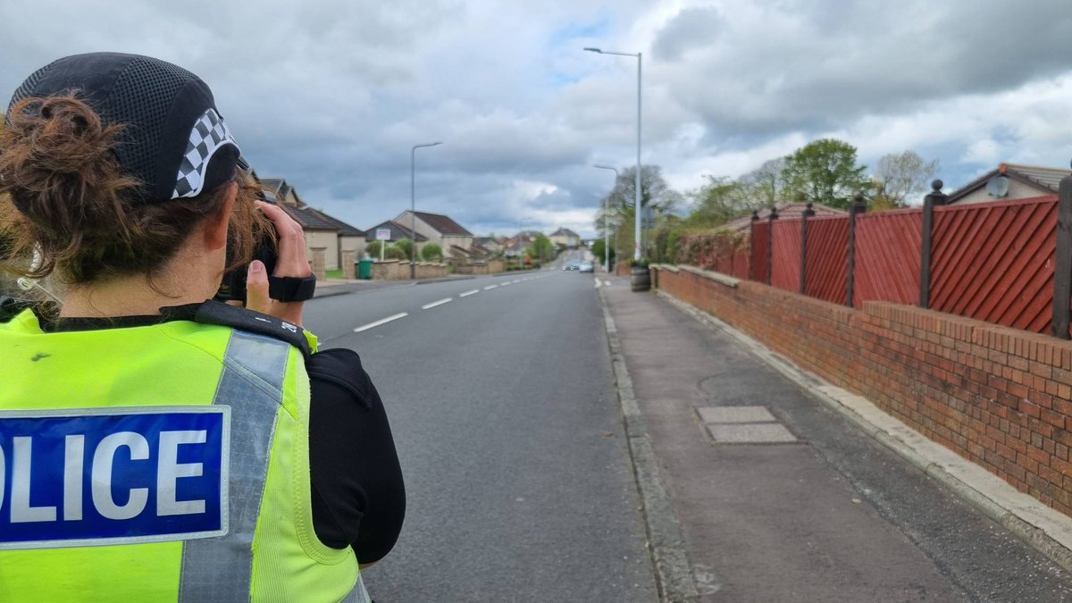 PSOSCowdenbeath's tweet photo. ๐ฎโโ๏ธIn the Community๐ฎโโ๏ธ
Following concerns raised by local residents over speeding, PS Nicol and PC Sneddon were out this morning carrying out #speedchecks in #HillofBeath, #Crossgates and outside @FoulfordPS in #Cowdenbeath.
#RoadSafety
#KeepingPeopleSafe
#SpeedKills https://t.co/X0xuxnzbtg