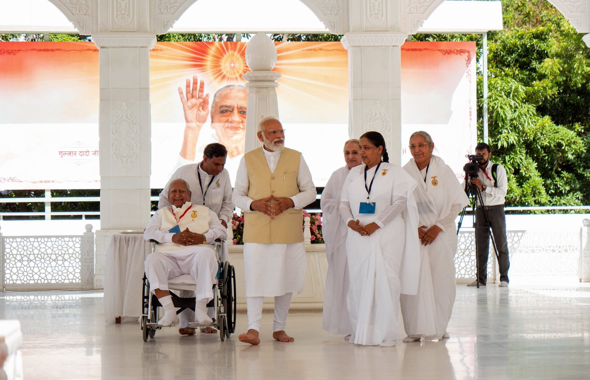 BrahmaKumaris's tweet photo. Hon'ble Prime Minister paid tributes to Rajyogini Dadi Gulzar ji (Former Administrative Head of Brahma Kumaris) at her memorial 'Avyakt Lok' in Shantivan.

@narendramodi #brahmakumaris #avyaktlok https://t.co/9H3xhpddRO