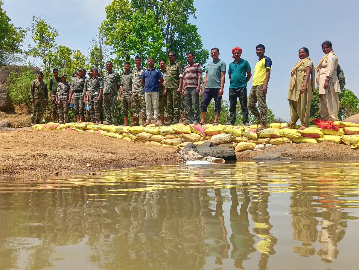 khuntipolice's tweet photo. एसपी अमन कुमार के निर्देशानुसार जिले में चल रहे नदी बचाओ अभियान से जुड़कर बुधवार को SDPO खूंटी  के नेतृत्व में जिला पुलिस और पर्यटक मित्रों ने श्रमदान कर पंचघाघ में दो बोरीबांध का निर्माण किया।  @HemantSorenJMM @dgpjh @Lathkar_IPS
@amolhomkar_IPS
 @JharkhandPolice
@Dckhunti https://t.co/BPyOhRtWG9