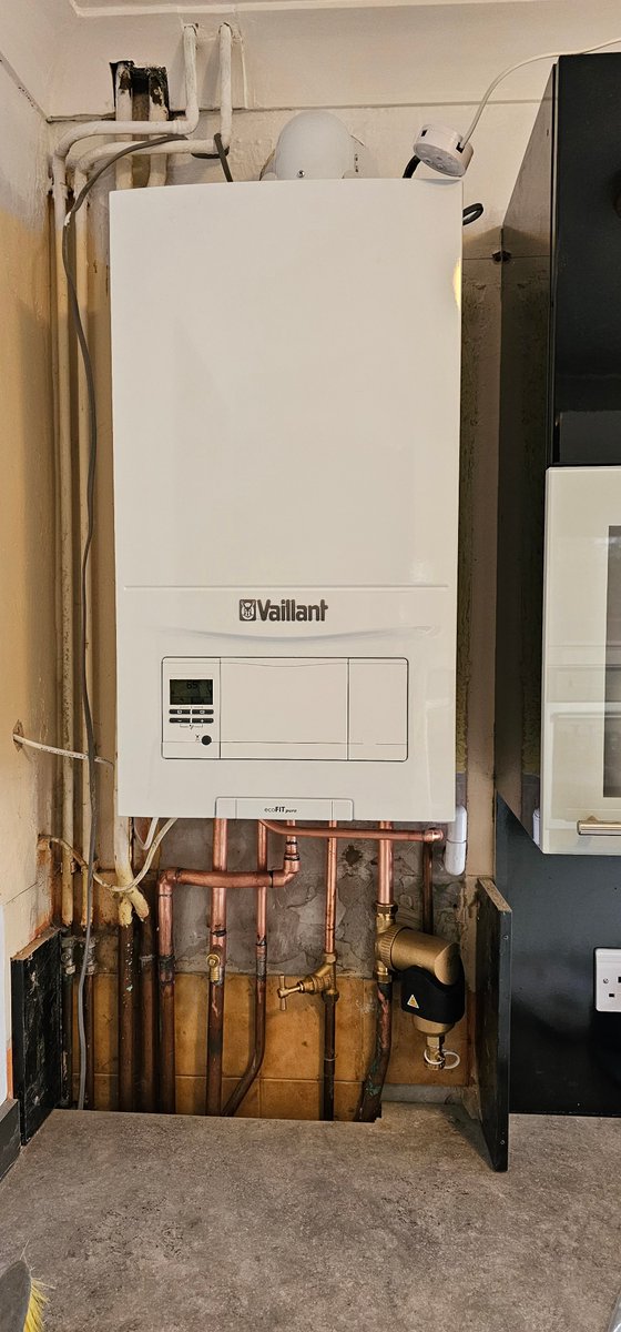 Gasjet1995's tweet photo. New Vaillant recently installed with filter giving a 10 year warranty - neat job happy customer. Call our friendly team for a free quote appointment on 01322273650 or check out our website https://t.co/0vxsE7FnMz https://t.co/JiYakbcpZM