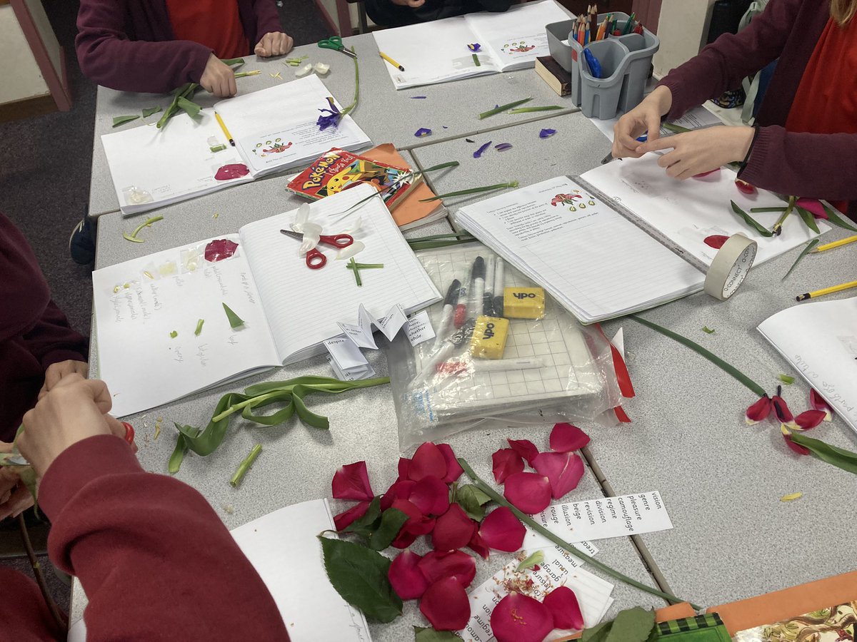 MelthamMoor's tweet photo. Itβs smells beautiful in Y5 this afternoon! Our fabulous scientists are eagerly dissecting flowers in order to identify the male and female reproductive parts #MMScience #MMY5 https://t.co/UP0T4jRz03