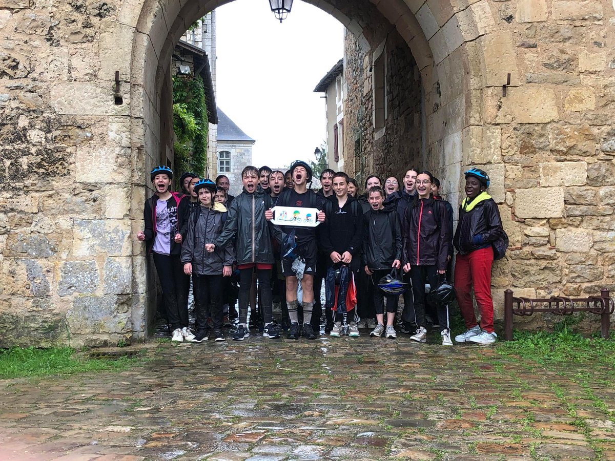 unss86's tweet photo. 🚴‍♂️#TAPV🚴‍♀️@departement86📷les collèges prennent le relais🌧️la météo ne les arrêtent pas :
@BedelCollege, Descartes, St-Exupéry, Georges David, Renaudot sont sur la route... visite de sites historiques, naturels ou culturels en chemin, à la journée ou par étape, apprendre autrement https://t.co/YhoWXWr3jb