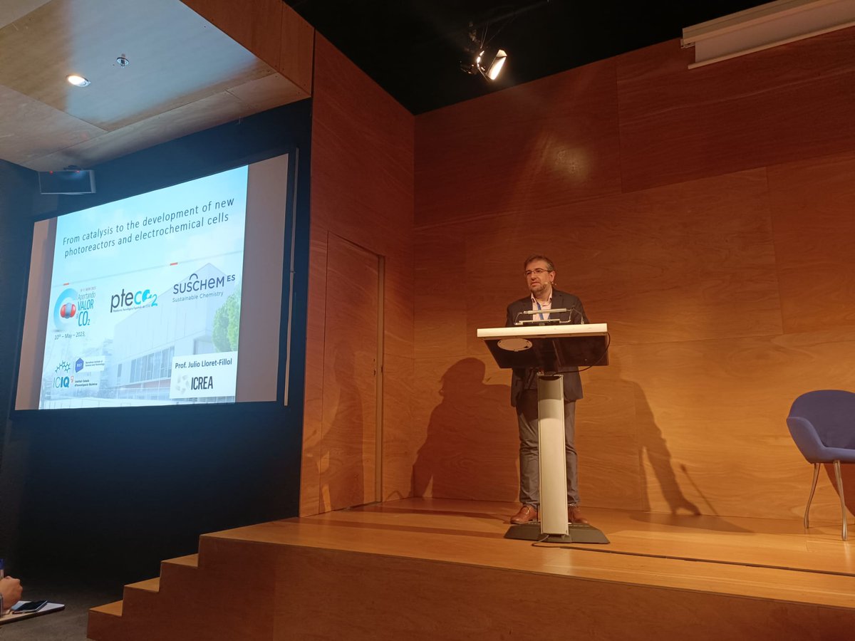 SusChemSpain's tweet image. 🗣 @JulioLloret, investigador de @ICIQchem y fundador de @TreellumTech, se centra en cómo pasar de la fotocatálisis a fotoreactores: dar el salto del laboratorio a la industria. #AportandoValorAlCO2