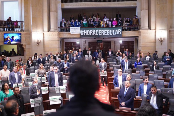 ideaspaz's tweet photo. #ComprendemosRealidades| Sigue avanzando en el Congreso la regulación del #cannabis de uso adulto. 

🙌Desde @ideaspaz celebramos esta decisión que contribuye a una política de drogas con enfoque de salud pública, desarrollo y derechos humanos. https://t.co/WmZECD3BSr