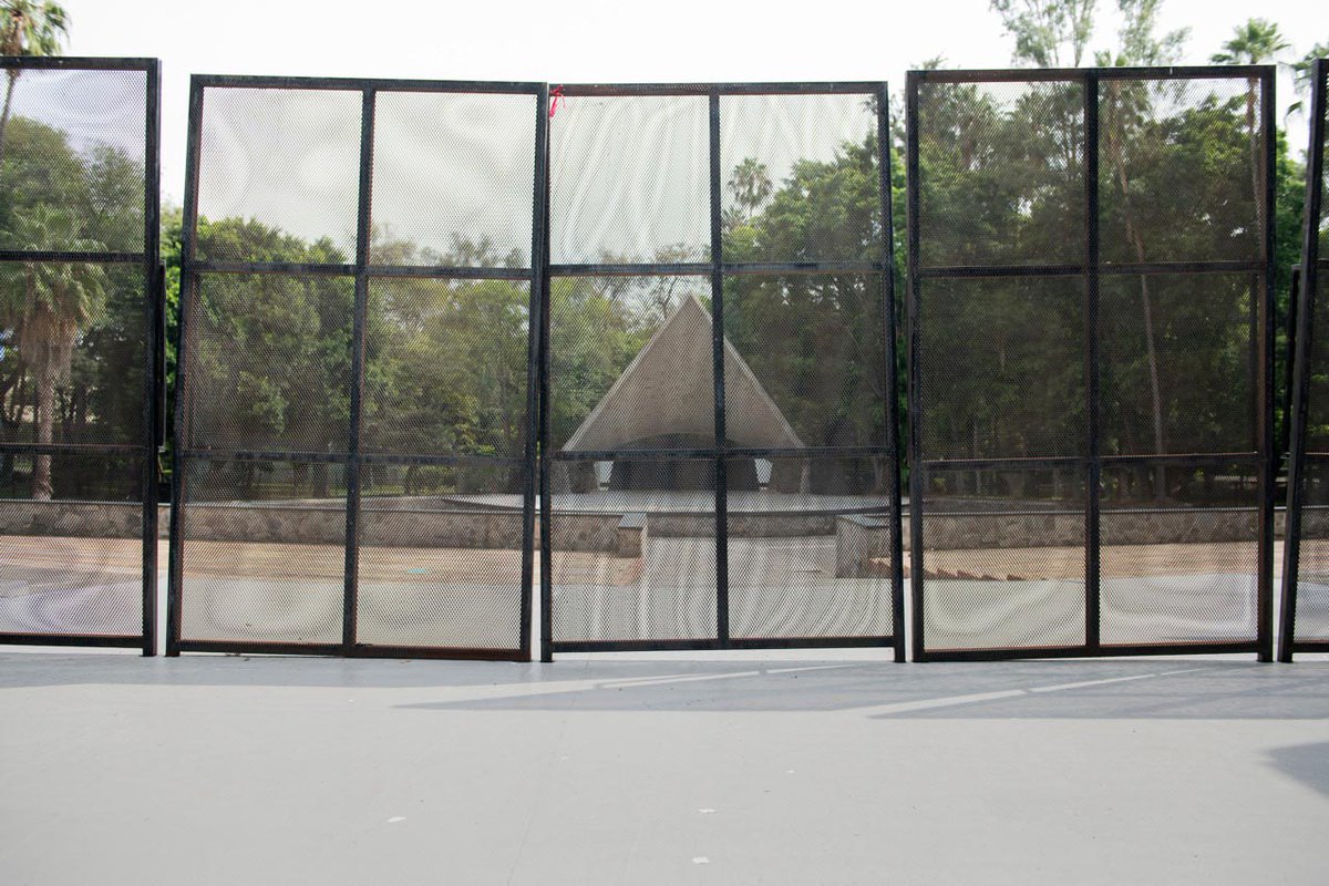 This work is decidedly interpretive, seeking out the many narratives contained within parks, markets, collective housing, malls, and bureaucratic buildings.