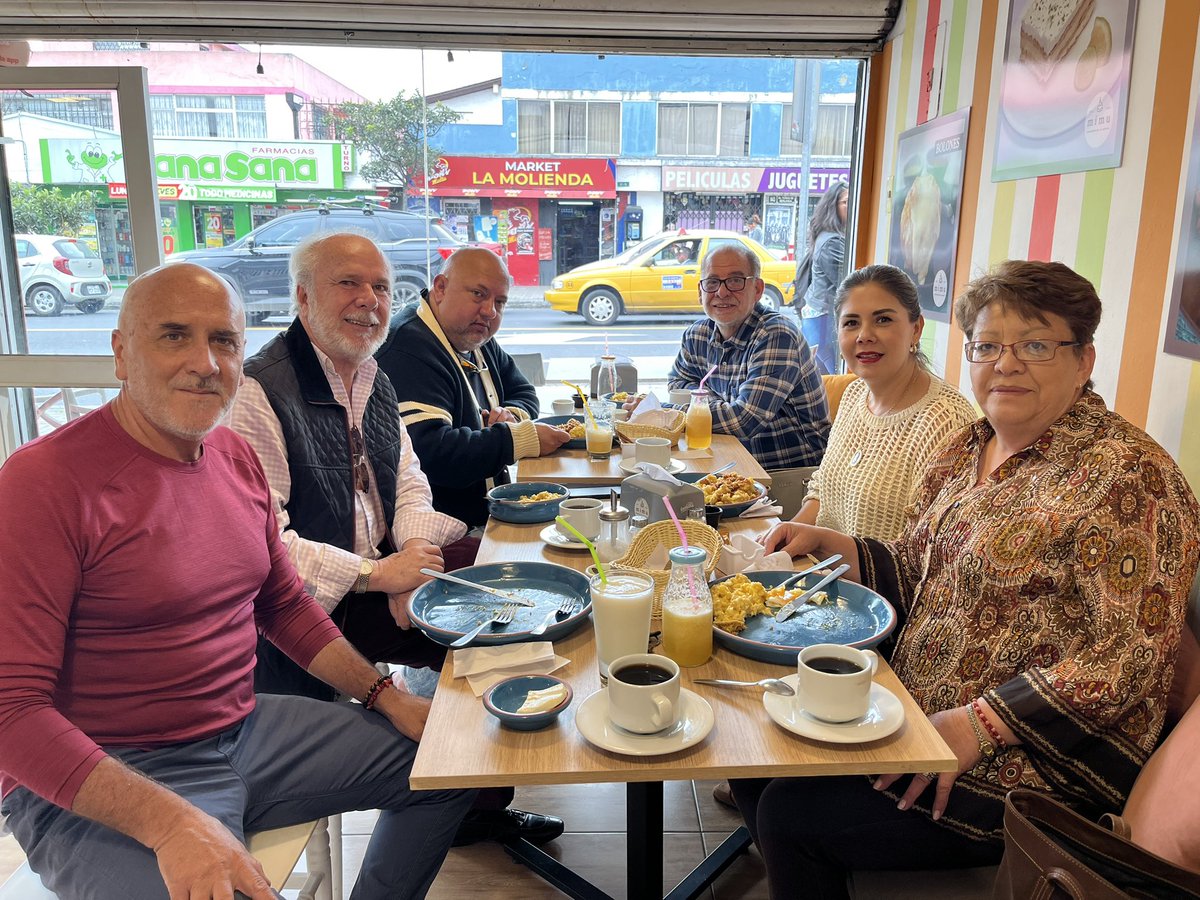 Mimucafeteria's tweet photo. Un desayuno 🍳 con amigos compartiendo el buen tigrillo, molido de maní y café Zarumeño no tiene precio 😊
Gracias @DiegoGuzmanE por la visita 🥳 
#zaruma #tigrillozarumeño #cafedezaruma https://t.co/BaJjHuEN2M