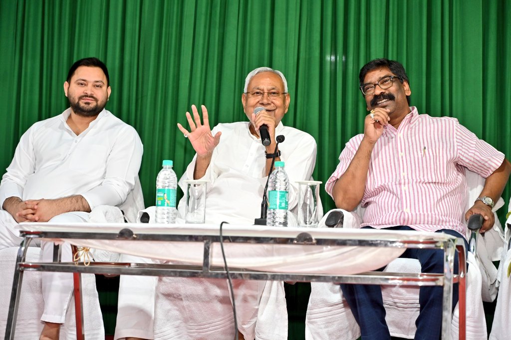 नीतीश कुमार और हेमंत सोरेन ने विपक्षी एकजुटता का दिया संदेश, बिहार और झारखंड के मुख्यमंत्रियों ने की एक साथ प्रेस वार्ता-Nitish Kumar and Hemant Soren gave the message of opposition unity, Chief Ministers of Bihar and Jharkhand held a press conference together