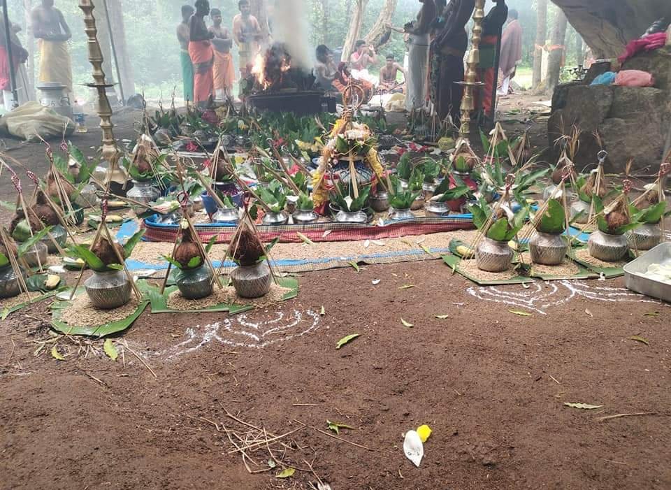 வவுனியா வெடுக்குநாறிமலை ஆதி லிங்கேஸ்வர பெருமானுக்கு இன்று பக்திபூர்வமாக நிகழப்பெற்ற 108 கலச சங்காபிஷேகமும், பூஜை வழிபாடுகளும்
#ஓம்நமசிவாய #VedukkunariMalai