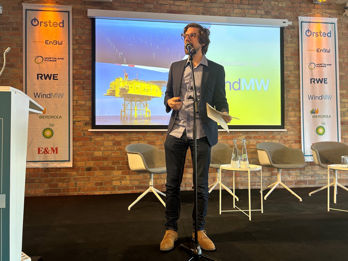 Mit einem #PoetrySlam von Jesko Habert von den #Kiezpoeten in Berlin geht die #ZukunftOffshore2023 für dieses Jahr in die letzte Runde. #BWO.