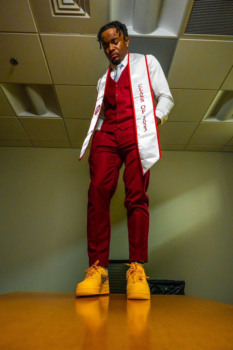 Bucket11ead's tweet photo. Class of 2023🍾🔥 cheers!
#collegegraduate #wssu https://t.co/9UIDlOsVVX
