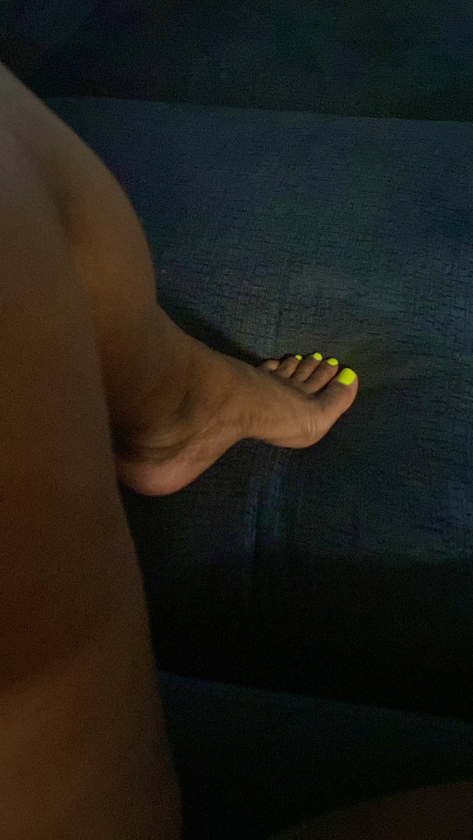 booteefulsolez's tweet photo. Lemonade 🍋 @shezbooteeful 
#bigfeet #sexytoes #footworshi̇p #booteefulsolez #higharch #lickable https://t.co/oUt8fGpKAq
