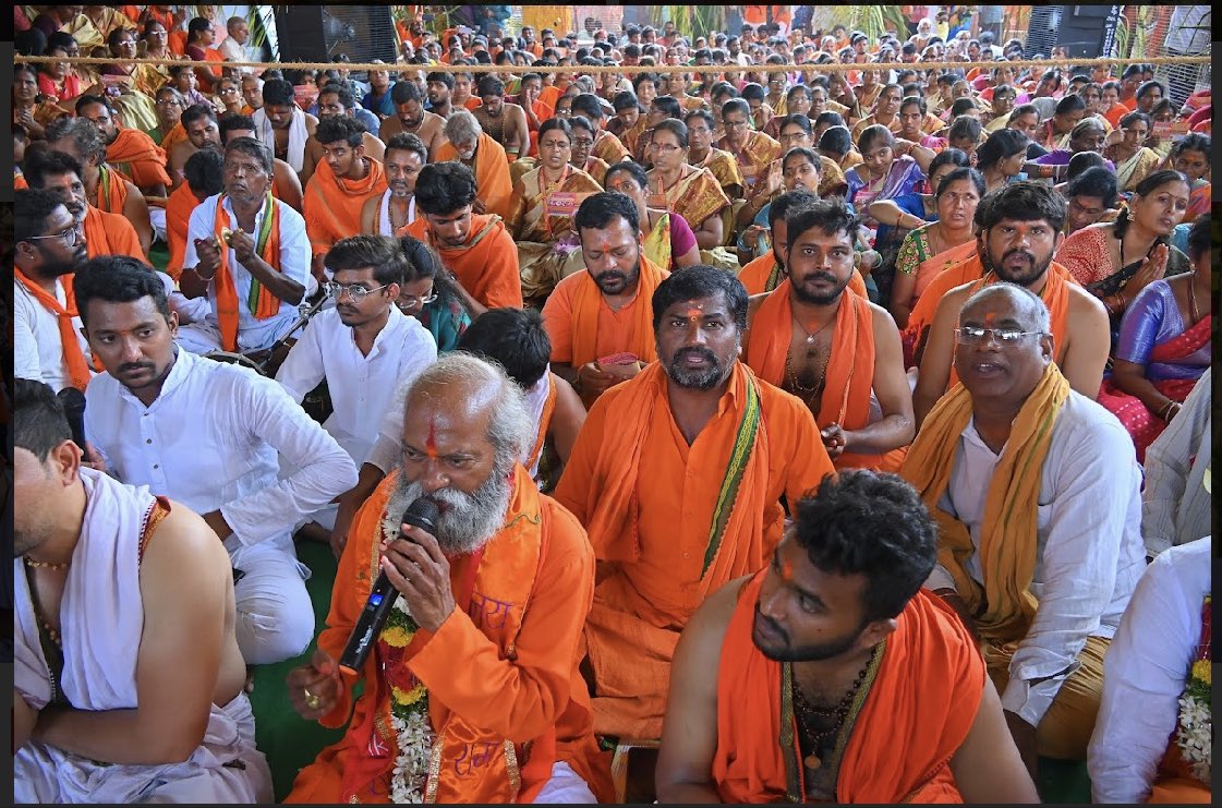 DavaSureshBRS's tweet photo. గౌరవ శ్రీ ఎమ్మెల్సీ శ్రీమతి కల్వకుంట్ల కవితక్క గారి అధ్వర్యంలో కొండగట్టు అంజన్న సేవా సమితి వారి అఖండ హనుమాన్ చాలిసా పారాయణం
కొండగట్టు అంజన్న అఖండ హనుమాన్ చాలీసా పారాయణం
|| 09.05.2023 ||
#Hanuman_Chaleesa #Kondagattu
@RaoKavitha @BRSparty
@sharathjagruthi @RajeevSagarM https://t.co/IKHGjQdioC