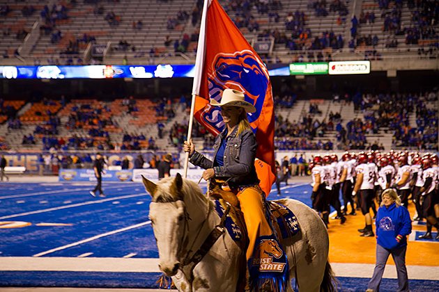 TheGBCoach's tweet photo. Boise State’s “Bronco Girl” may not be the “official” mascot of BSU, but she is treated as such. @BlueOnTheBlue https://t.co/uCdKTVw45m