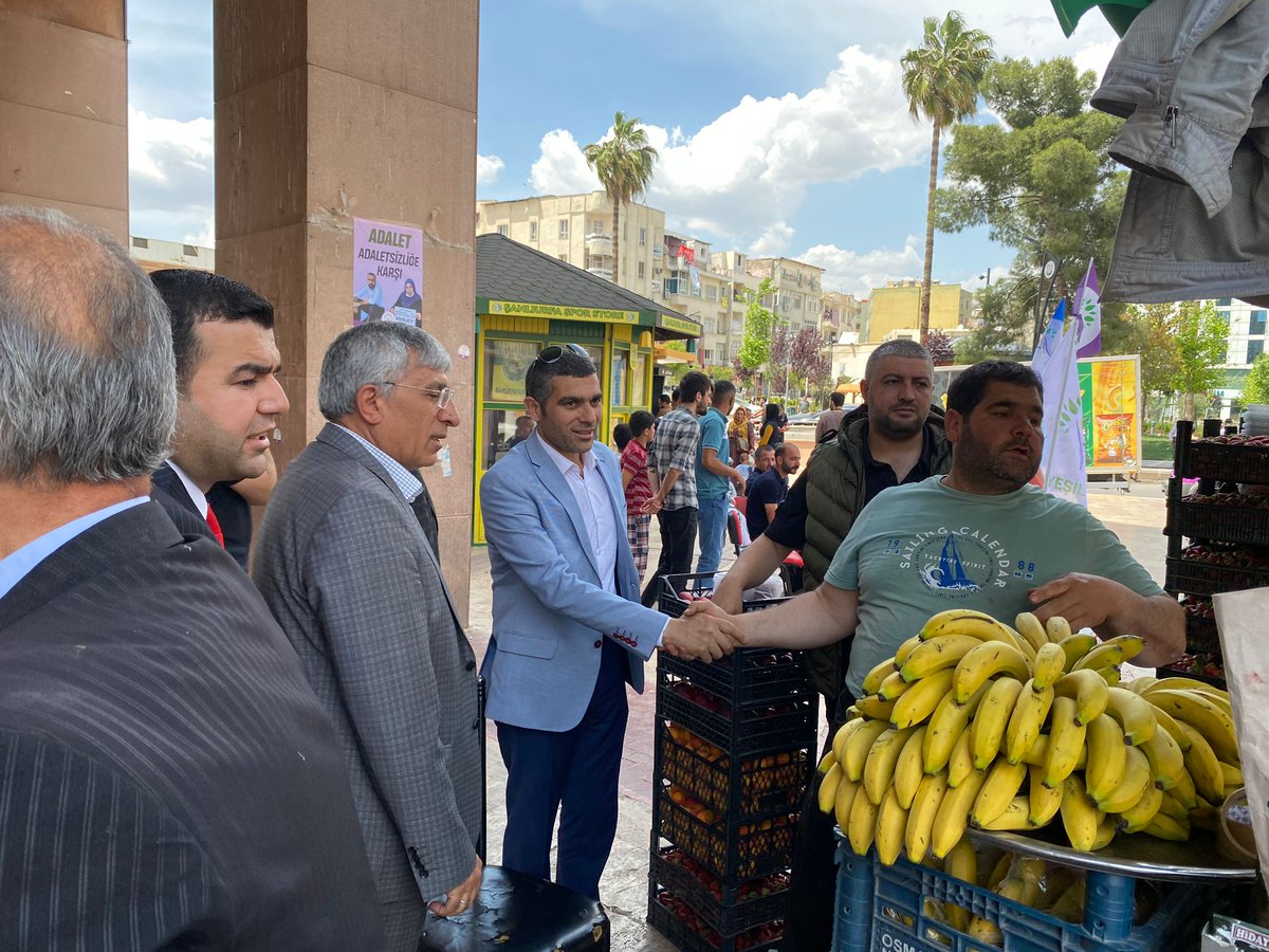 Acikgzkalyciglu's tweet photo. Milletvekili Adayımız Dr.Abdullah YEŞİL Bey'e eşlik eden İl Yönetim Kurulu Üyelerimiz, Haliliye ve Eyyübiye Teşkilatlarımız Şanlıurfa'nın en işlek caddelerinde vatandaşımızın sorunlarını dinledi.

@abdullahyesil63 
@gelecek63 https://t.co/qbkNRsFhS9