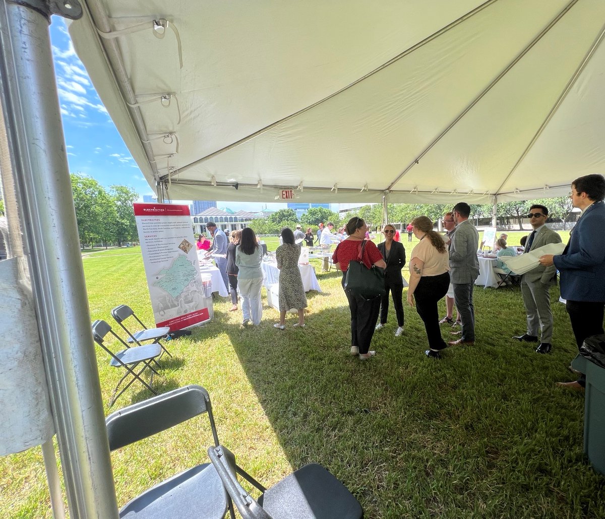 With perfect weather & some tasty BBQ, ElectriCities’ 2023 Legislative Day was a success! ⚡️
We had a fantastic time meeting with @NCLeg staff & legislators to discuss issues facing #NCPublicPower over catered lunch from Low &Slow Smokehouse.
#NCGA #NCPol