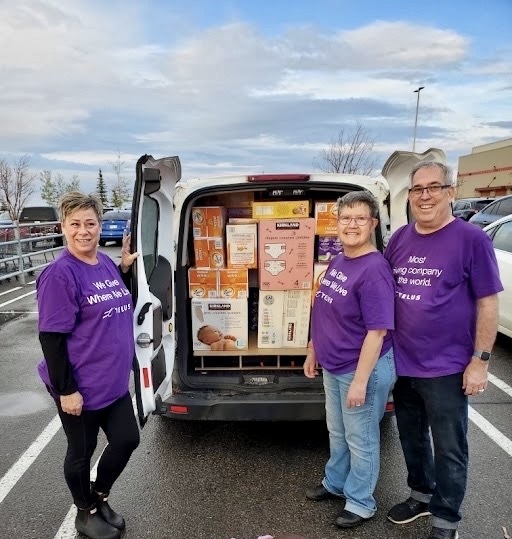 Vans full of supplies are headed to Grand Prairie, one of the hubs for northern Alberta wildfire relief efforts #ABWildfires #GiveWhereWeLive

Huge thanks to the TELUS team members, retirees and TELUS Community Ambassadors who worked to pack over 6,000 essential items like