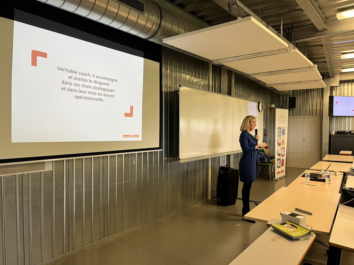 Étudiants 👉 et si vous choisissiez les métiers de l’économie de demain ? 
Moment d’échanges lors du #job #dating organisé par le <a href="/CnamPicardie/">Cnam Hauts-De-France</a> à Amiens en présence de <a href="/Karim_Hechmi/">Tonton_Karim</a> 
#expert en #recrutement et <a href="/MarjorieHUSSON/">HUSSON MARJORIE</a> #expertcomptable 😁
#attractivite #nosequipescomptent