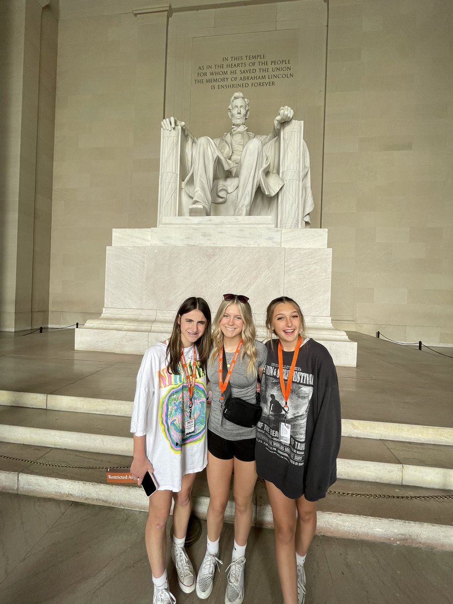 BethanyBratten's tweet photo. Bus 5 - Lincoln Memorial @OOMSDC @OOMS_OLSD https://t.co/dWnXWUC5NY