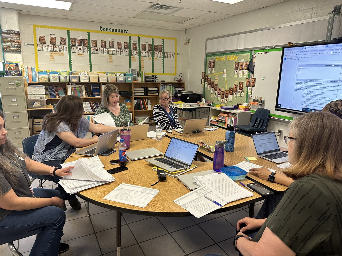 Writing calibration with 4th grade superstars today for the win! <a href="/WoodberryTracey/">Tracey Woodberry</a> @StrawbridgeES <a href="/vbschools/">VBSchools</a>